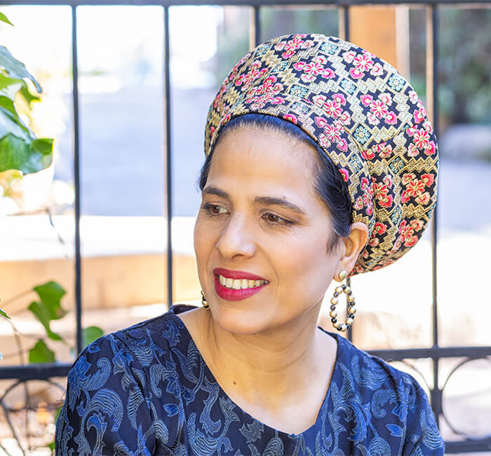 כובע ברט תחרה מלאה פייטים חוטי זהב עם נגיעות תכלת וורוד
