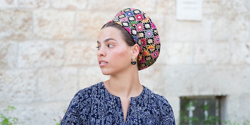 ברט יוקרתי נגיעות של זהב וצבעים עשירים מאמא כובע