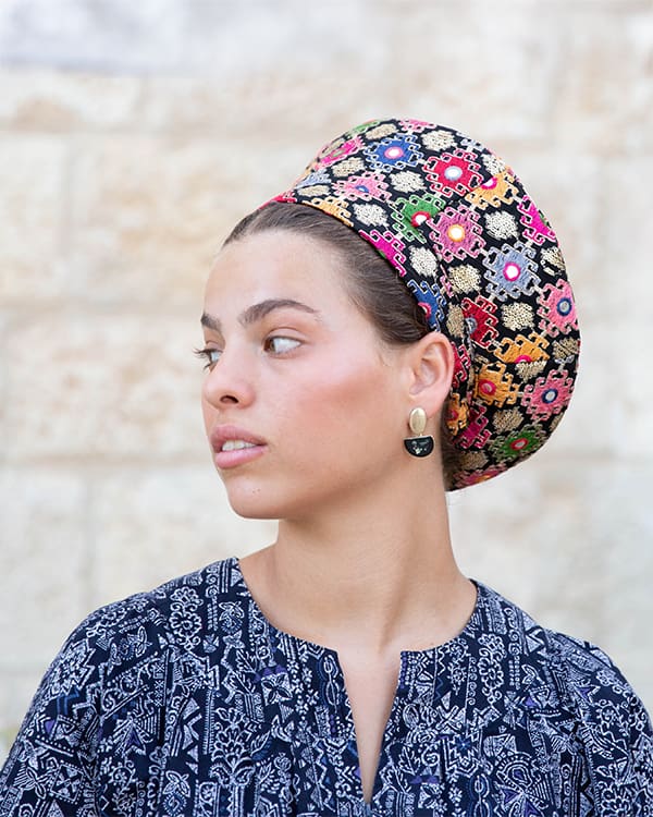 כובע ברט אופנתי עם נגיעות אמנותיות מאמא כובע
