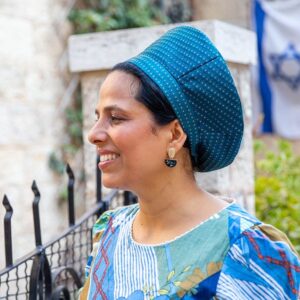 כובע ברט אושר בגוון טורקיז – שיק אירופאי עם טאץ' ישראלי