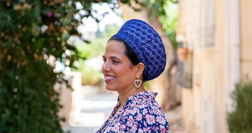 כובע ברט לנשים דתיות – כחול עם טוויסט רך ונשי