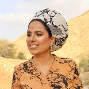 כובע ברט שחור לנשים דתיות עם רקמה לבנה ברט טוהר